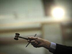 « Plus de 15 millions d’euros » : de rares œuvres de Magritte, Modigliani et Klein mises aux enchères à Paris