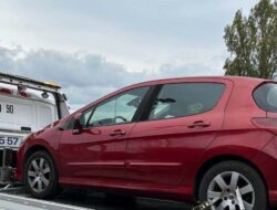 Permis en poche, il double la vitesse et perd tout : la folie d’un jeune conducteur